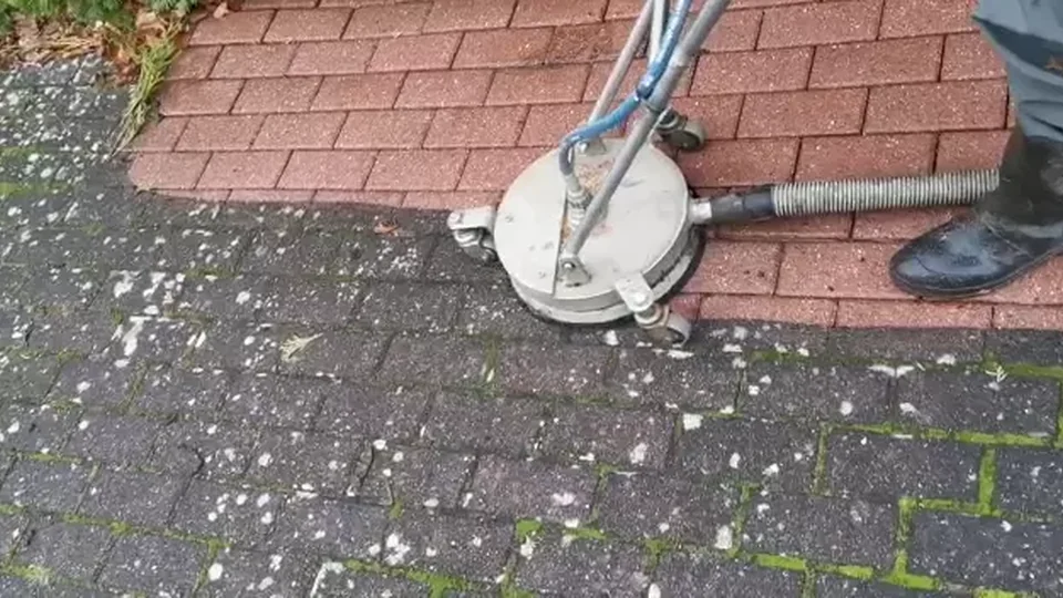 Flächenreiniger bei der Reinigung einer Pflasterfläche