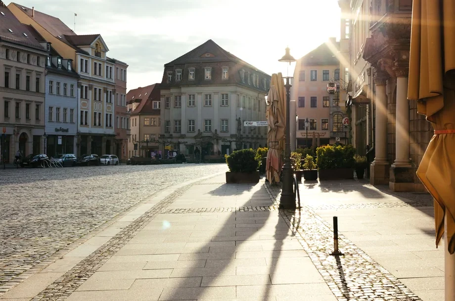 Großflächiger gepflasterter Stadtplatz