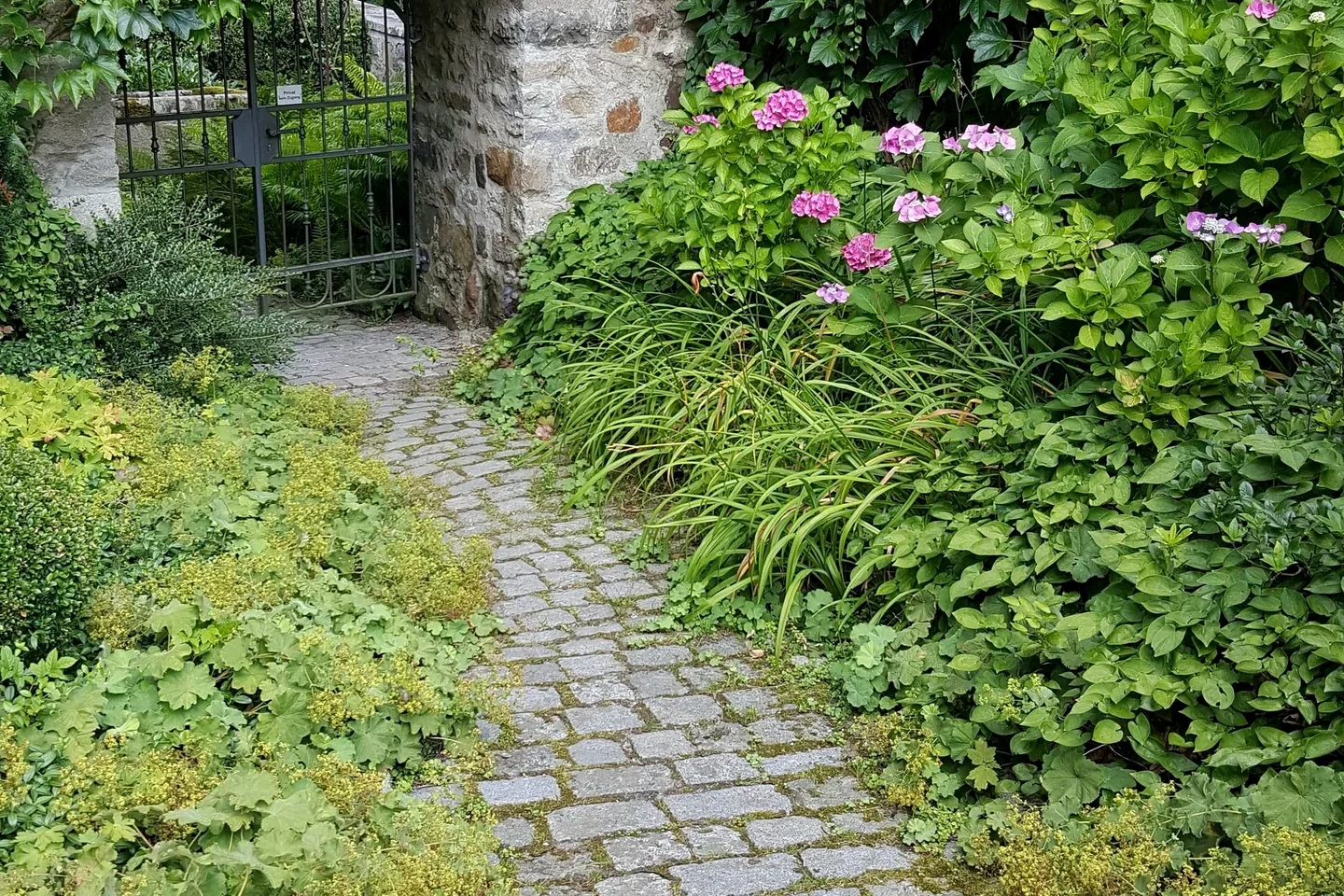 Natursteine mit Fugen