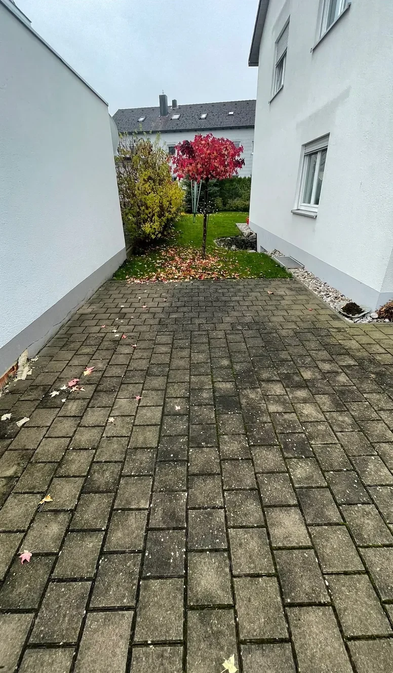 Pflasterflächen und verschiedene Steinbeläge, noch verschmutzter Bereich
